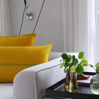 wohnzimmer sofa mit gelben kissen