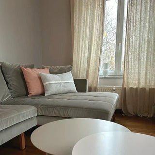 hum kissen auf grauem Sofa