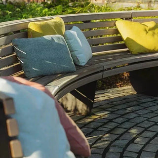 hum outdoorkissen im garten auf einer Bank
