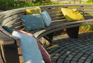 hum outdoorkissen im garten auf einer Bank