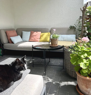 terrasse mit outdoorkissen einrichten