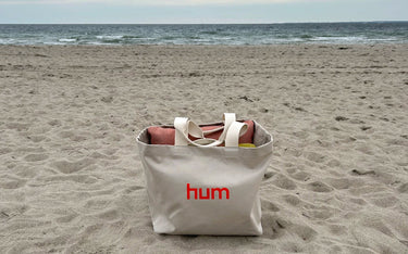 hum strandtasche in beige am strand