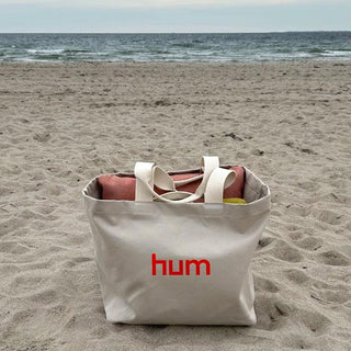 hum strandtasche in beige am strand