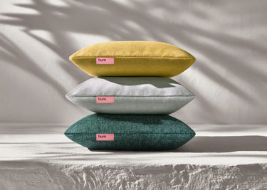 hum Atrium Kissen Stapel auf einer Terrasse