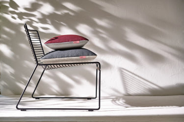 hum Patio Outdoorkissen auf einem Stuhl draußen