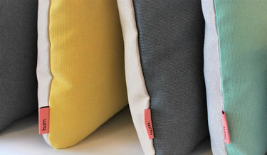 hum Patio Outdoor-Kissen stehen in einer Reihe