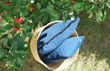 hum dekokissen in petrol im garten