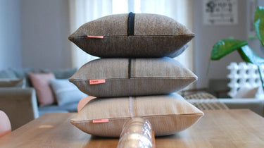 hum design kissen boucle auf einem Tisch im wohnzimmer