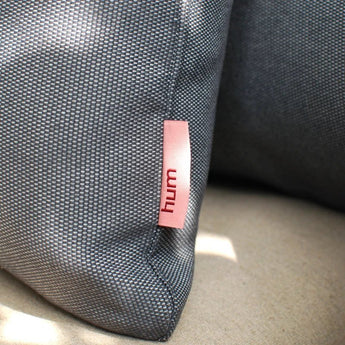 hum outdoorkissen stahl grau draußen auf dem Sofa
