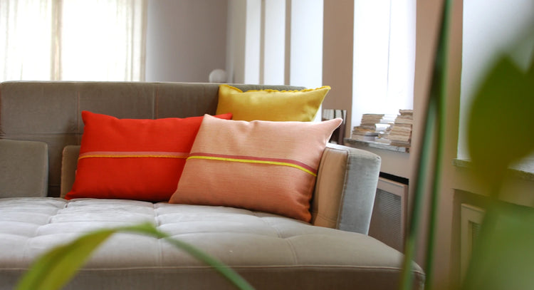 hum design kissen auf dem Sofa im wohnzimmer