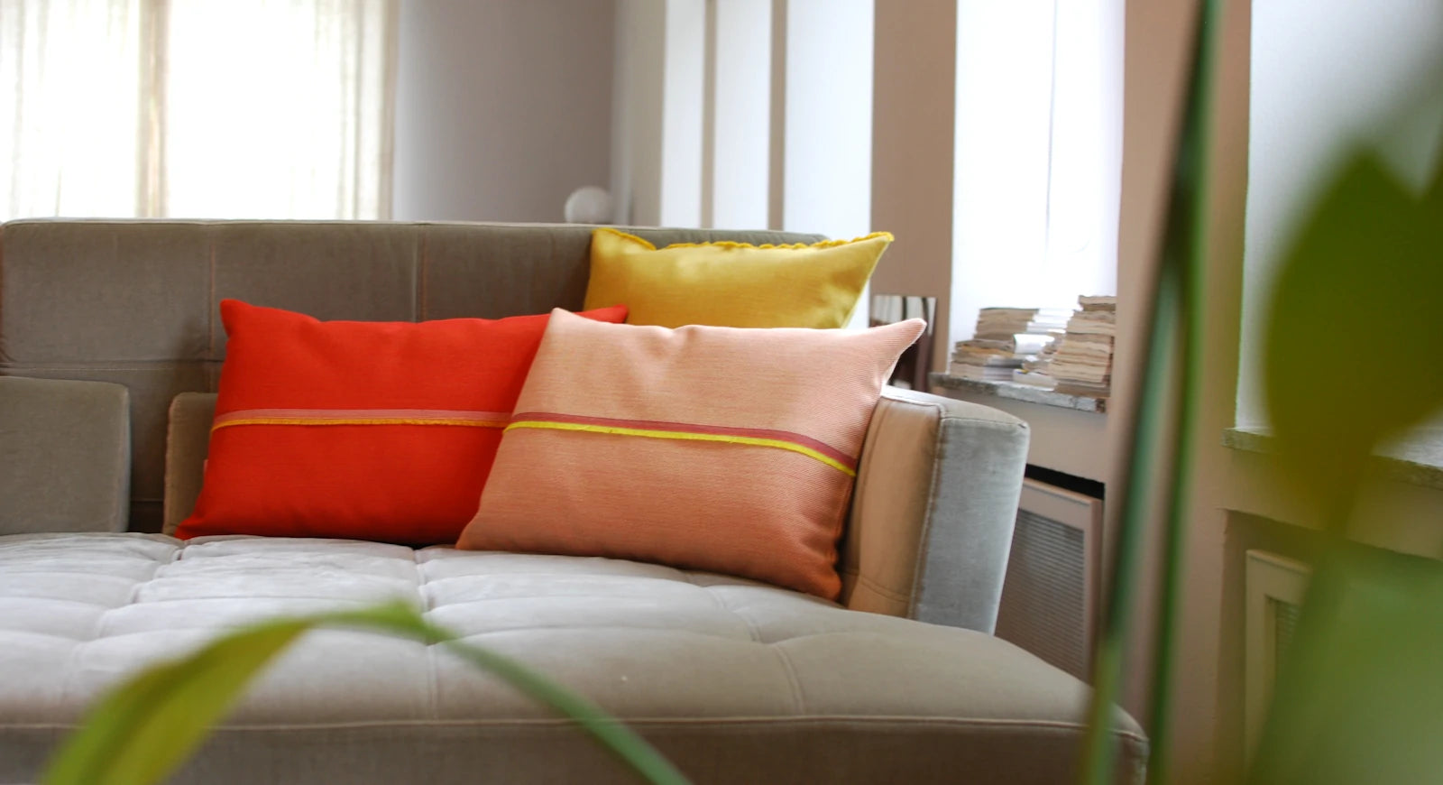 hum design kissen auf dem Sofa im wohnzimmer