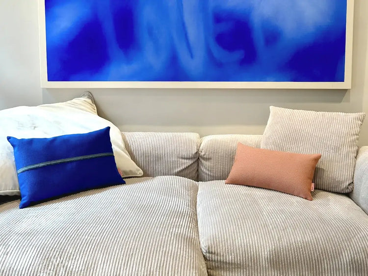 hum designkissen auf einem vetsak sofa