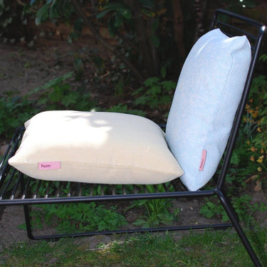 hum outdoorkissen vanille und himmel draußen im garten