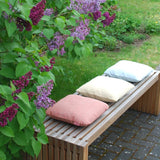 hum outdoorkissen vanille, koralle, himmel auf einer bank im garten