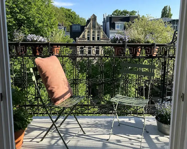 outdoorkissen wetterfest auf dem Balkon