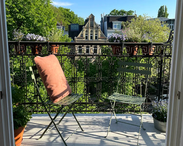 outdoorkissen wetterfest auf dem Balkon