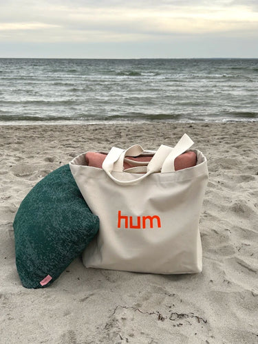 hum outdoorkissen und strandtasche am strand