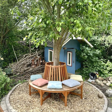 hum outdoorkissen 40x40 auf einer bank draußen im Garten