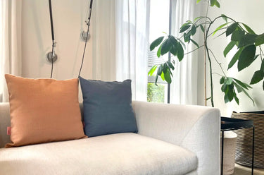 hum premium kissen auf dem Sofa im Wohnzimmer