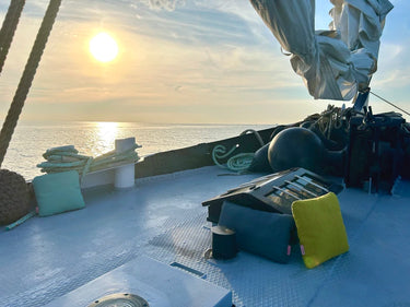 hum outdoor kissen auf einem boot