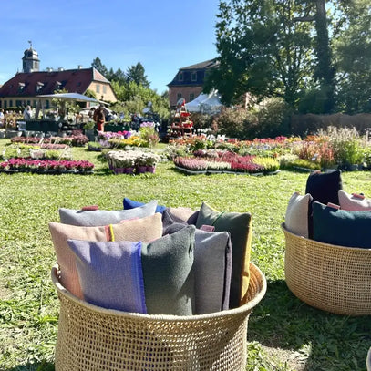 hum Kissen auf dem Schloss wolfsgarten - Gartenfest