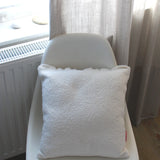 hum kissen in weiß auf einem stuhl