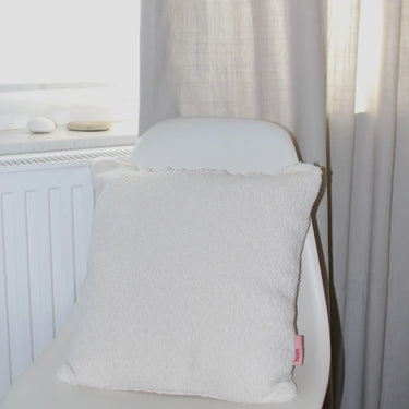 hum kissen in weiß auf einem stuhl