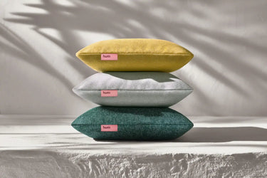 hum Outdoorkissen Atrium vor einer Steinwand draußen