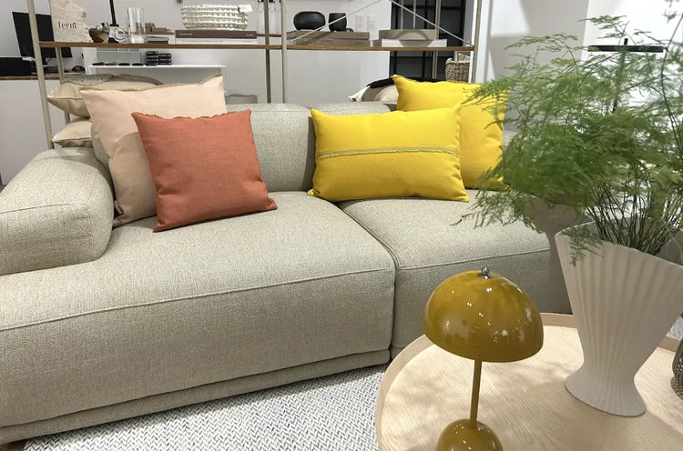 hum design kissen auf einem Sofa