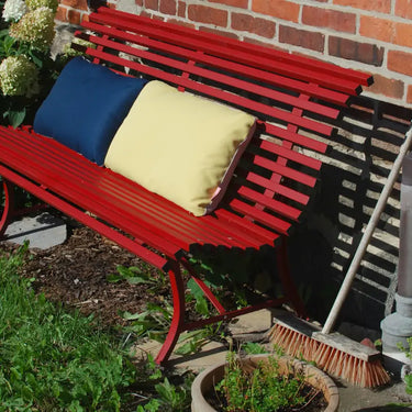 outdoor kissen auf einer bank draußen im garten