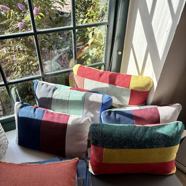 bunte outdoorkissen am fenster