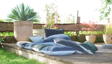 hum outdoorkissen im garten auf der terrasse