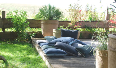 kissen für draußen auf einer terrasse