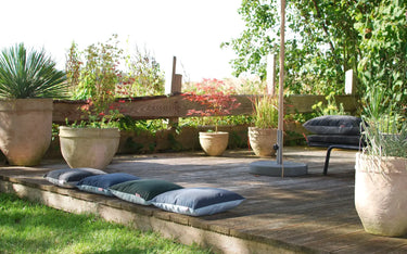 outdoor Kissen zweifarbig auf einer Terrasse