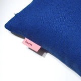 zierkissen aus schurwolle in blau