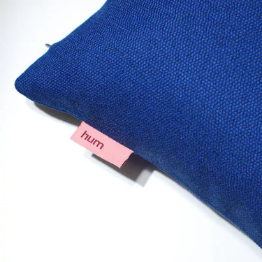 zierkissen aus schurwolle in blau